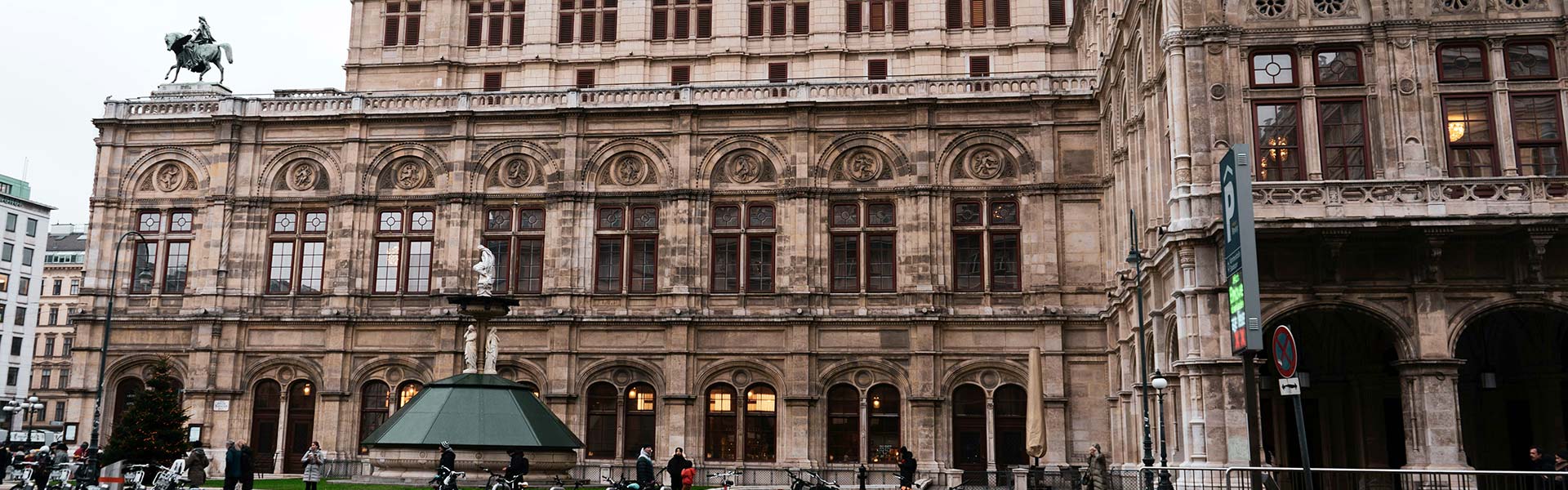 Buchen Sie Ihren Flughafentransfer in Wien mit flughafentaxi.info für zuverlässigen, komfortablen und pünktlichen Service, der stressfreies Reisen garantiert.